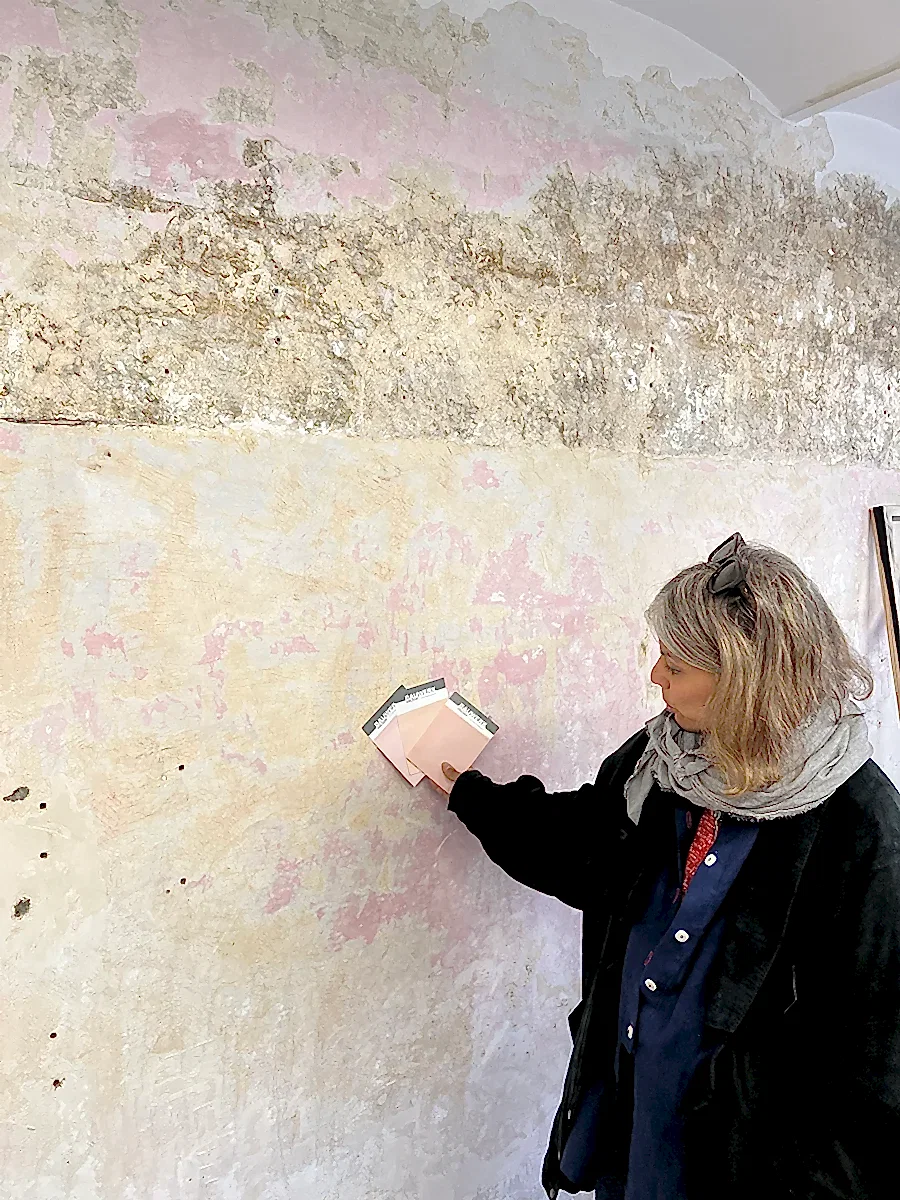 1-mallika-chaudhuri-founder-indoi-choosing-paint-colours-store-renovation-barcelona