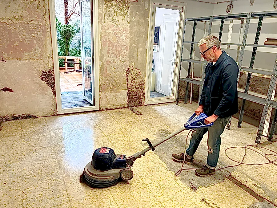 2-polishing-terrazzo-floor-indoi-store-renovation-barcelona