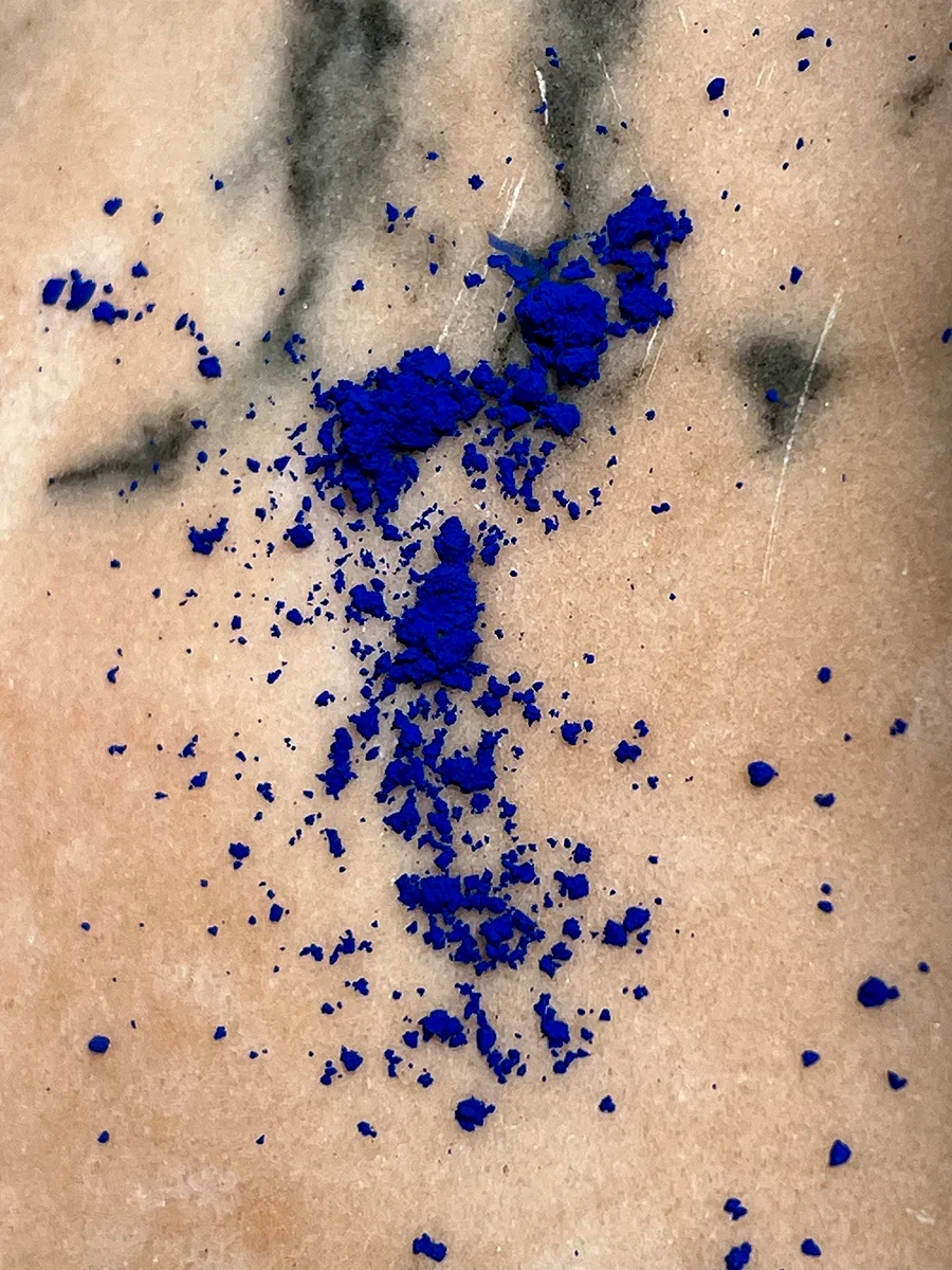 4-bauwerk-blue-pigment-limewash-natural-paint-indoi-store-renovation
