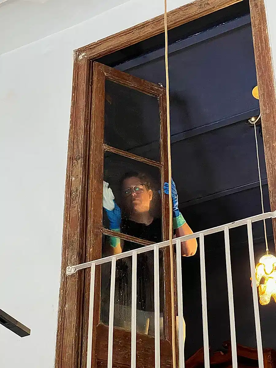 cleaning-original-window-indoi-store-renovation-barcelona
