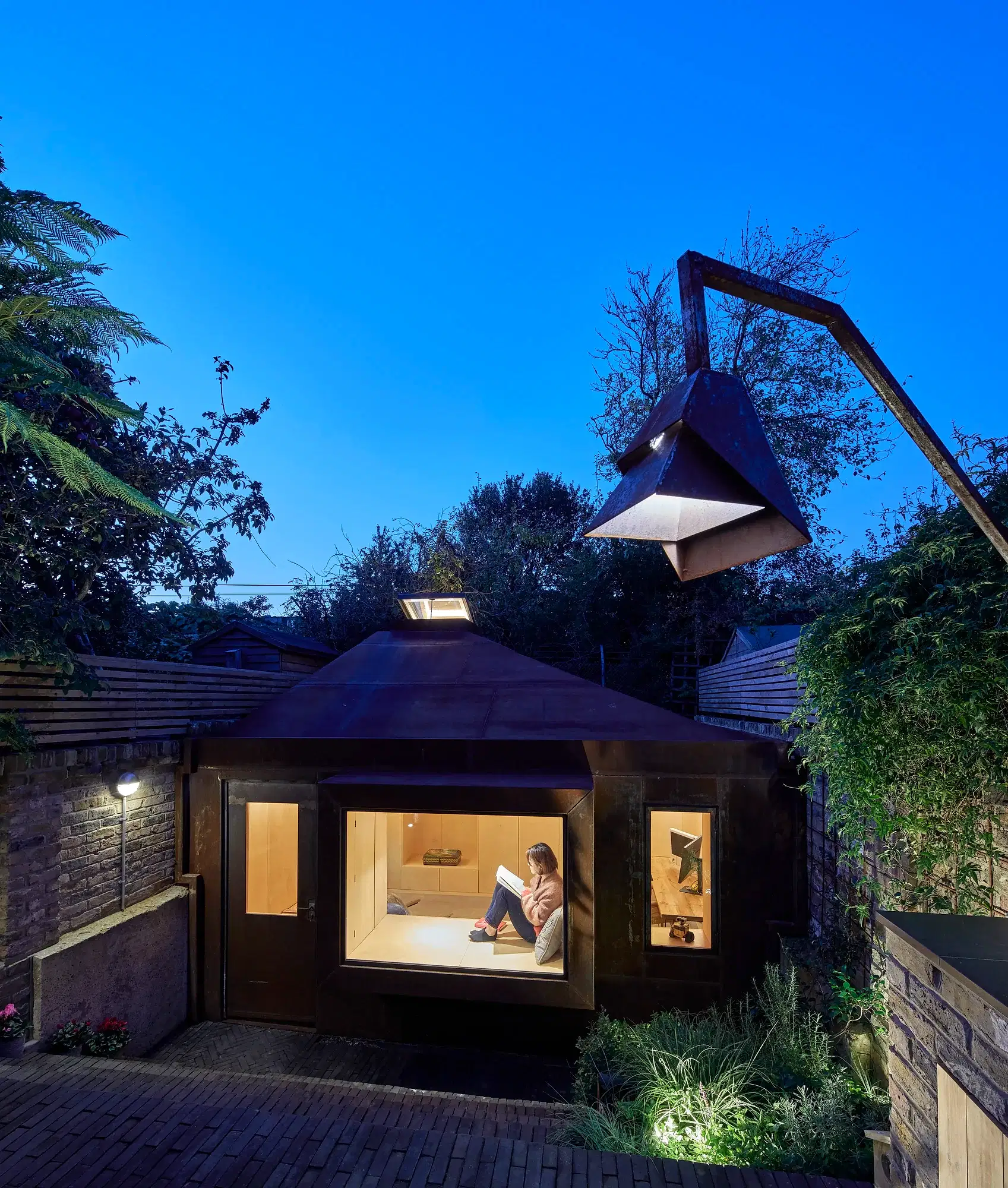 RISE-Design-Studio-Architects-The-Bunker-Garden-Studio-Sustainable-Outbuilding-3AF-12
