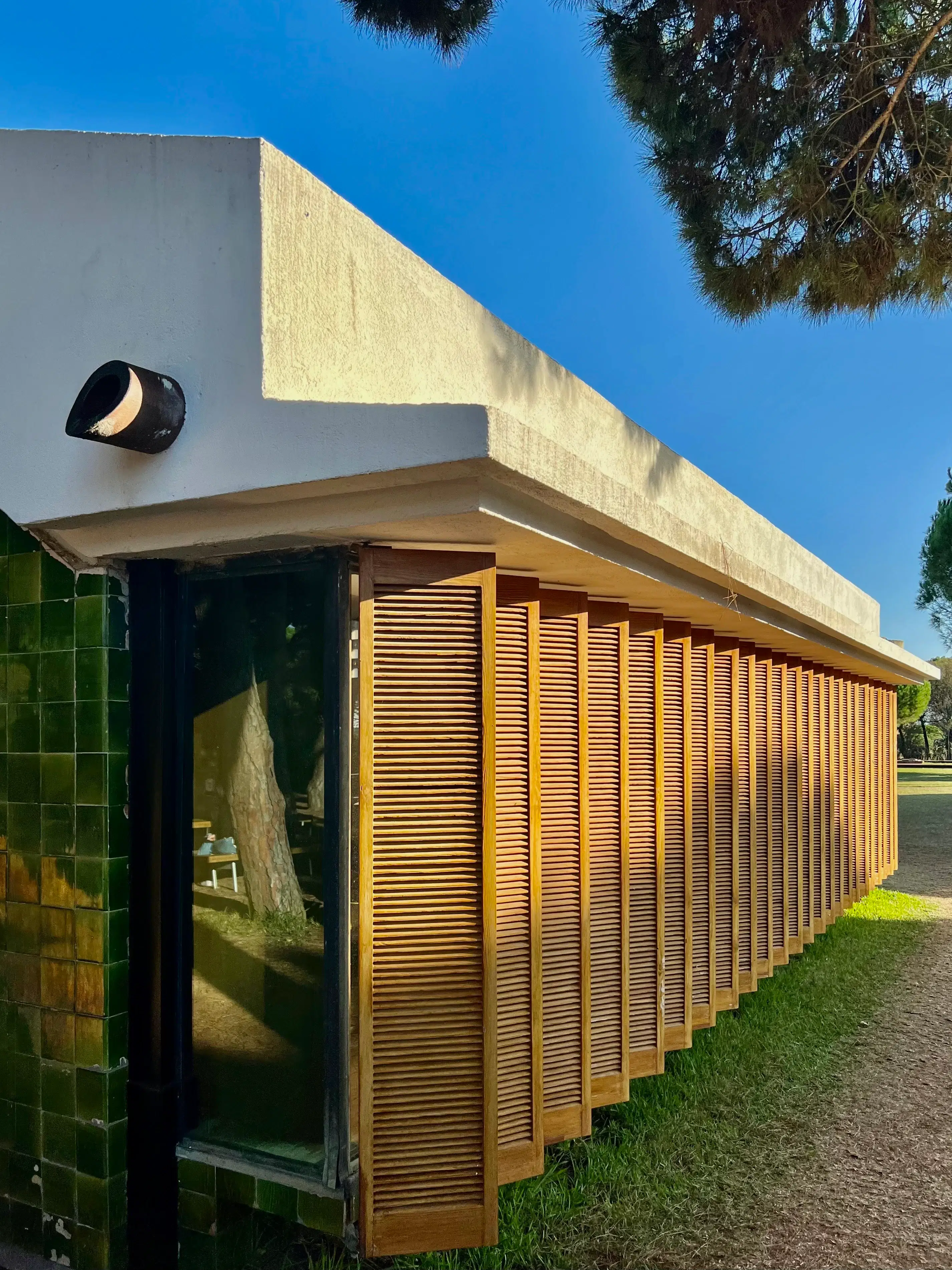 RISE-Design-Studio-Trip-Casa-Gomis-Ricarda-Timber-Louvres