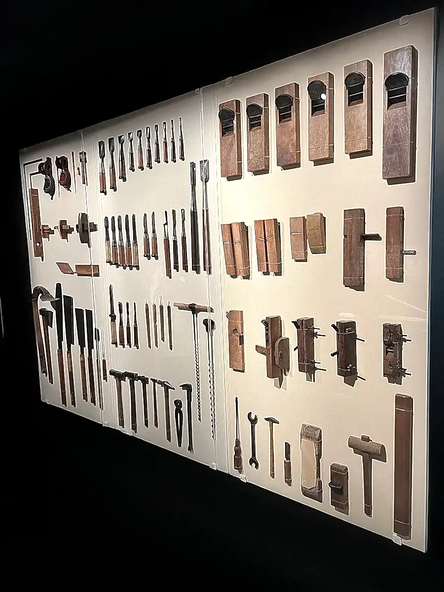 traditional-japanese-carpentry-tools-display-chisels-saws-planes-kanna-R